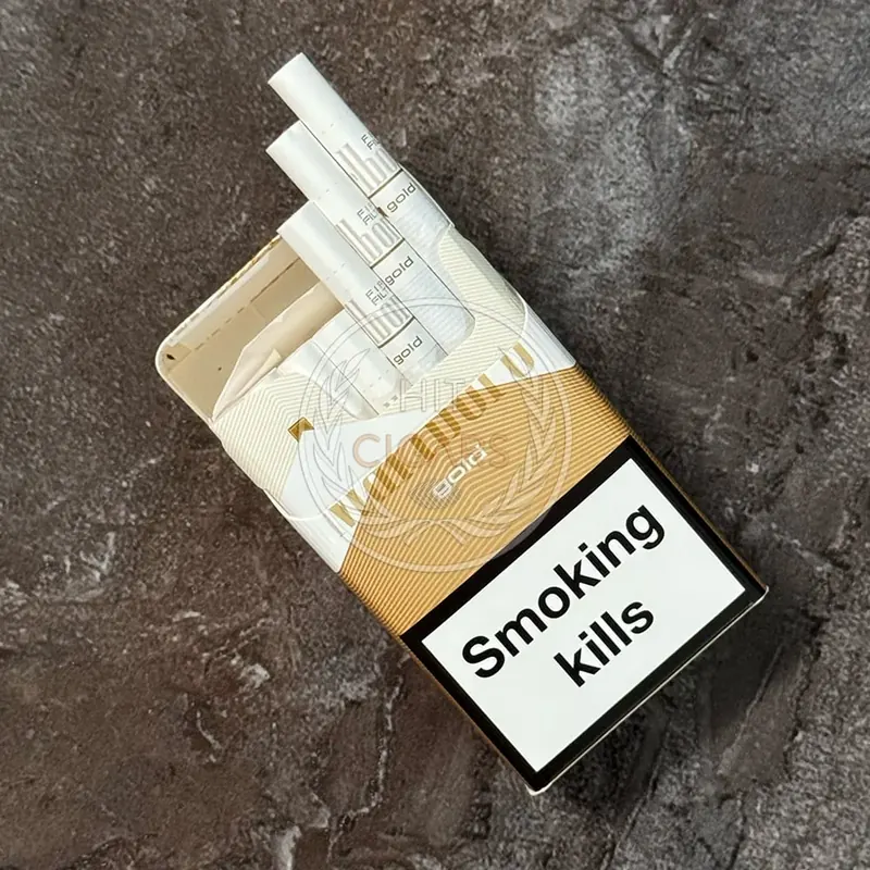 Maço de cigarros Marlboro Gold fotografado sobre fundo neutro